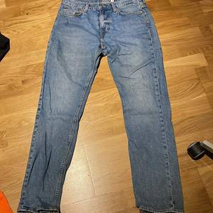 Weekday jeans modell ”easy” storlek 30-32. Bra skick, knappt använda eftersom att dem var för långa