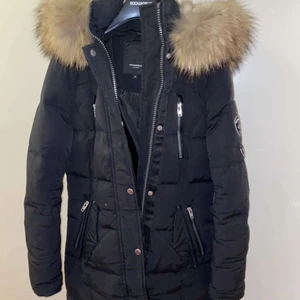 Rock and Blue vinterjacka  - Jag säljer min vinterjacka som jag köpte för ungefär 1 år sen. Den är i jättebra skick jätte varm och skön päls skulle kunna tänka mig att gå ner i pris vid snabb affär  