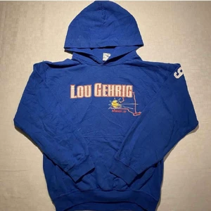 Vintage Hoodie - Lou Gehrig Hoodie.                                                         Size tag S                                                                                 Fits like S                                                                              Skick 8/10 (snören saknas)                                                                      Modellen är 185cm lång. Mer finns på sidan, skriv vid ytterligare frågor eller funderingar♻️🔌 Priser går alltid att diskuteras!