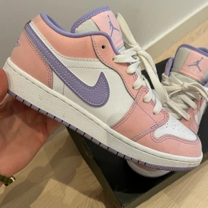 Rosa jordan 1 - Säljer mina rosa låga jordan 1 eftersom de inte passar mig & har därför inte kommit speciellt mycket till användning. Köpte de på footlocker i Malmö, och har också kvitto på det. Har fler bilder om det skulle behövas
