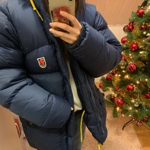 Fjällräven Expedition Down Jacka - Populära Fjällräven expedition jackan mörkblå i strl S men passar både större och mindre (men stor i storleken) . Den är i superfin i skicket, inga hål eller slitningar (fläckarna på första bilden är den spegeln). 3600kr, om många intresserade blir det budgivning.