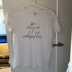 En skön och tun vit T-shirt med trycket ”Sally air sunkissed hair”. Perfekt till sommaren men kommer inte till användning hos mig. OBS observera att det finns ytters lite missfärgning i vänstra armhålan! Inget som syns när den sitter på men det är bra att veta innan köp😊 (Pris kan nog diskuteras)