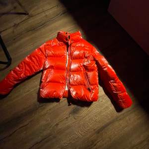 Parajumper jacka som jag nu säljer. Den är 100% äkta och inte så mycket använd. Köpte för nån månad sedan köpte för ca 4500kr.