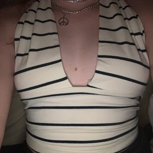 Randig halterneck top - Hej! säljer denna snygga halterneck top som jag köpte på en secend hand. Toppen har inga hål eller rivor.