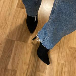Zara klackar i strl 37, superfina till jeans som på bilden men dom är så stora på mig :( använda 1 gång 