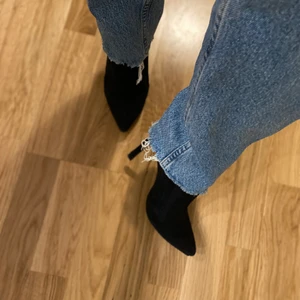 Klackar - Zara klackar i strl 37, superfina till jeans som på bilden men dom är så stora på mig :( använda 1 gång 