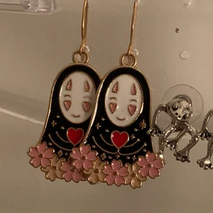 spirited away no face örhängen  - för en som gillar anime :)