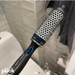 Björn Axén Magic Style Brush - Björn Axén värmeborste i nyskick. BARA ANVÄND EN GÅNG!!! Första bild lånad. Håret blir jättefint och ser fräscht och nyfönnat ut!🤍🙌🏽 Om fler är intresserade blir det en budgivning.
