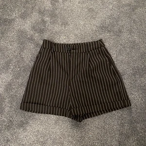 Kostym-shorts strl 34 (passar 36)  - Shorts i randigt kostymmaterial. Använda 1-2 gånger. 