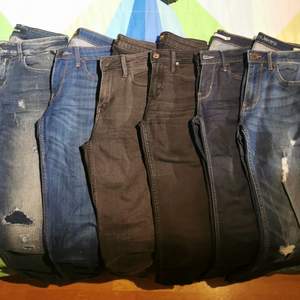 6 märkesjeans: replay, Lee, Lee, Lee, levis, ck. Alla jeans slim fit w26 L31, levis, replay & ck 25. De är köpta för mellan 600-1300kr. Finns möjlighet att mötas, leverans etc. 