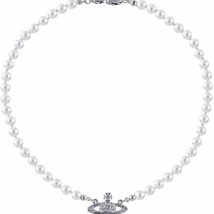 Vivenne westwood - Super fint och trendig halsband! Dehär är bara en replika alltså är den fejk och pärlorna i plast! Dock ser den identiskt ut! nästan aldrig använt🌟