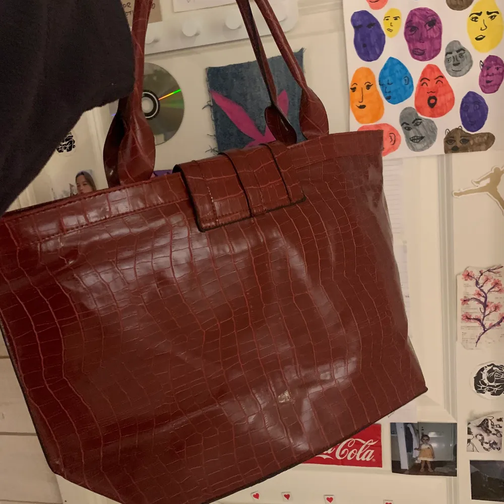 Säljer min röda handväska i fake ormskinn. Den är i väldigt bra skick! Köptes på secondhand butiken busfrö.                                                                       Säljer den på grund av att jag inte får någon användning för den längre. Om du har frågor eller vill ha fler bilder är det bara att höra av sig 🤍🤍Tar swish och jag fraktar!. Väskor.