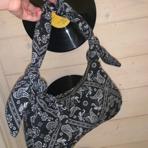 Handväska från Zara - Säljer denna söta handväskan från Zara då den inte använts sen jag köpte den i somras. Helt i nyskick! Jag fraktar såklart och om ni vill ha fler bilder eller undrar något så är det bara att fråga privat! 🤍