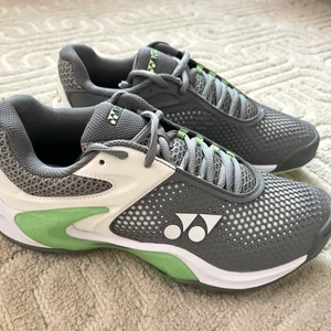 Yonex Power Cushion Eclipsion Tennisskor - Säljer ett par helt nya Power Cushion Eclipsion 2 tennisskor för dam eftersom de var för små för mig. Passar super för inomhus/hardcourt och även padel. Nypris: 1199 kr