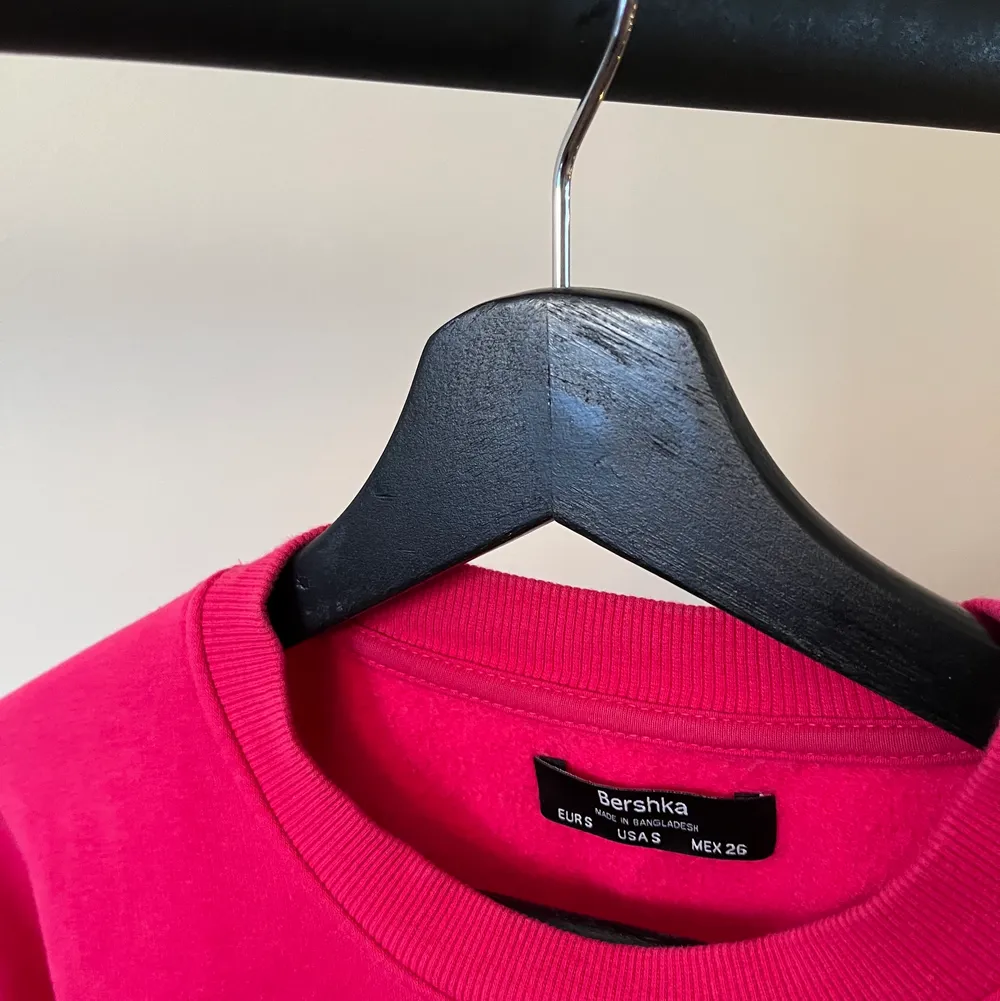 Säljer min rosa sweatshirt från Bershka i strl S. Den är väldigt skön inuti och sitter bra på😊 köparen står för frakt . Tröjor & Koftor.