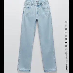Säljer dessa jeans ifrån Zara i storlekarna 36 och 38. Jeansen är ljusblå med medelhög midja och långa. Aldrig använda med prislappen kvar. Säljer jeansen för 240kr styck+frakt. Köparen står för frakt!❤️
