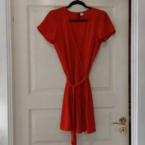 Röd klänning med knytband fram, i nyskick 
