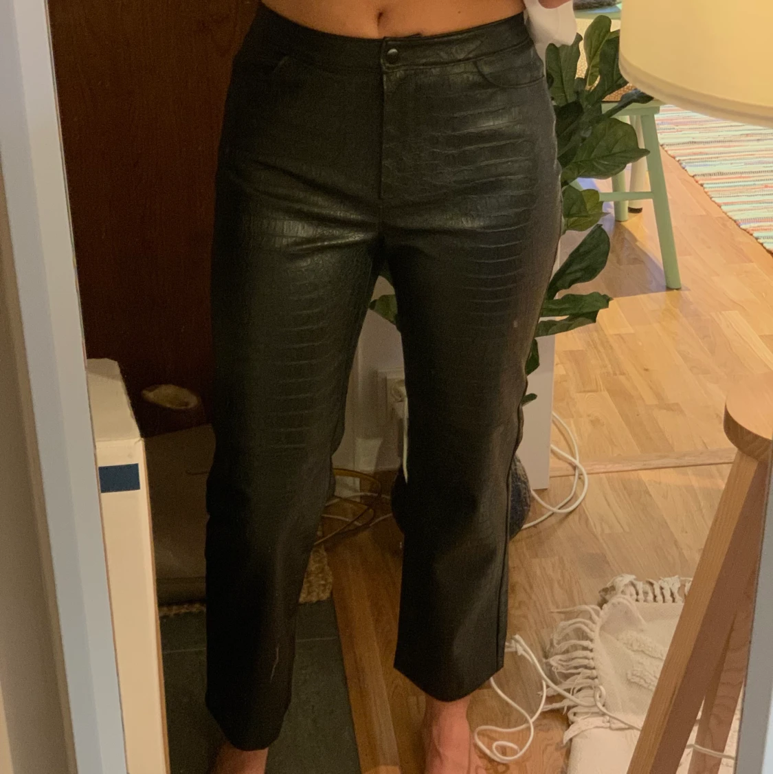 Svarta byxor i skinnimitation