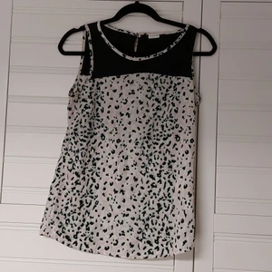 Blus  - Leopardmönstrad blus i linneformat  