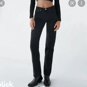 Säljer mina svarta zara mid Rise jeans - Säljer mina jättefina zara jeans i straight fit då dom inte kommer till användning längre. Skulle säga att dom passar storlek 32-36 beroende på hur man vill att de ska sitta.