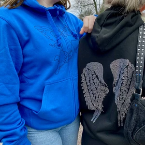 Rhinestone hoodie strass - Finns att förbeställa just nu på instagram!!! @_anglavaktuf. Endast 499kr! Unisex-modell i storlekarna XS-XXL. ❗️trycket på den blå tröjan är i fel färg, alla tryck kommer vara i genomskinlig strass❗️10% av vinsten går till Cancerfonden!🎗