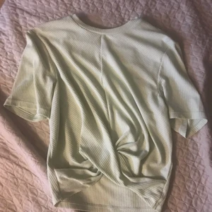 Grön topp  - Den passar perfekt S men för M kommer  det va lite tight vid armen, men om du är kort person med M kommer det passa också, tröjan är ganska stretchig, så om du har bröst det kommer bli lite ”see thru”. 