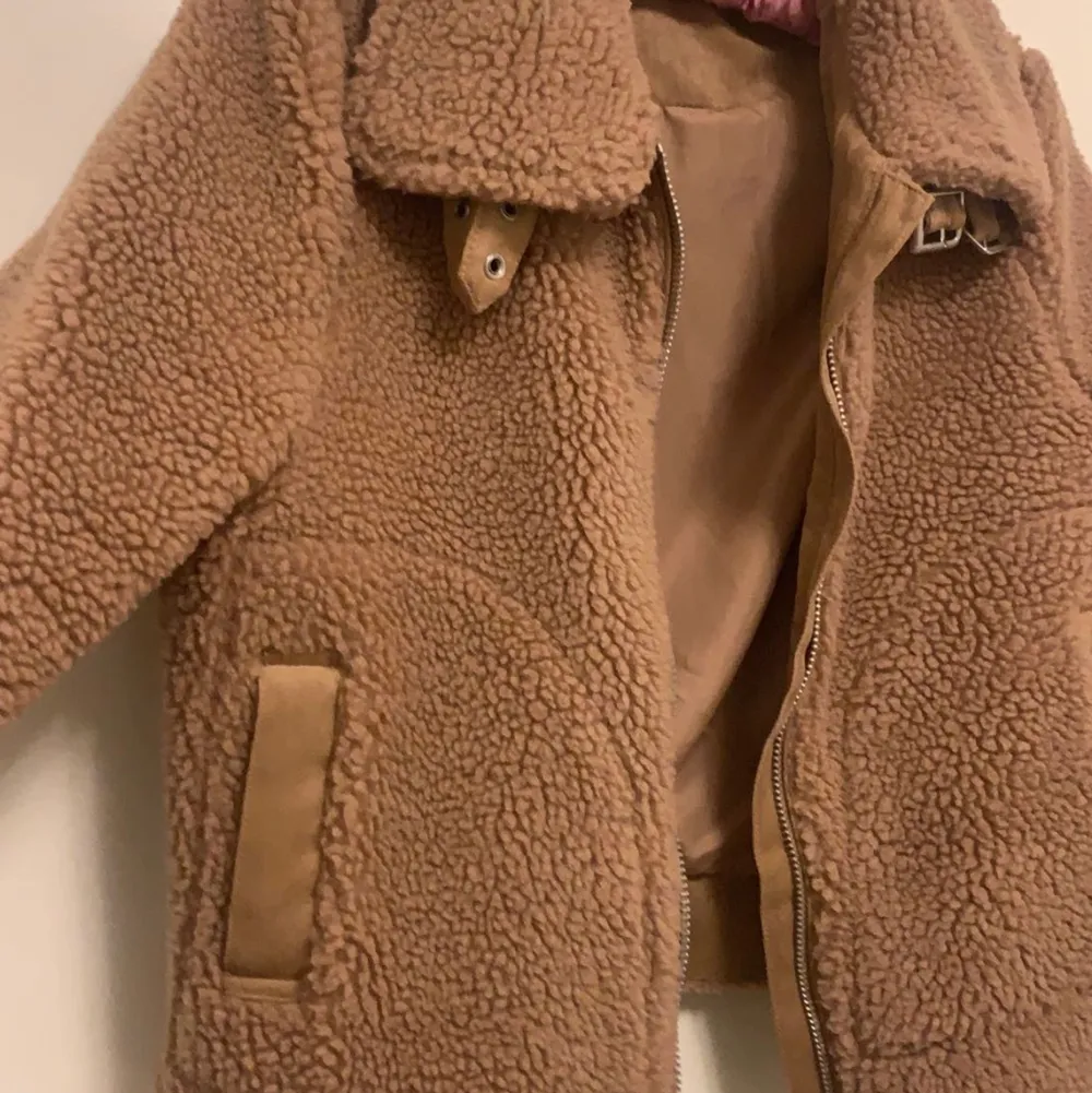 En helt ny jacka som jag har aldrig använt i storlek xs, jackan är i bra skikt och är varm och skön!. Jackor.