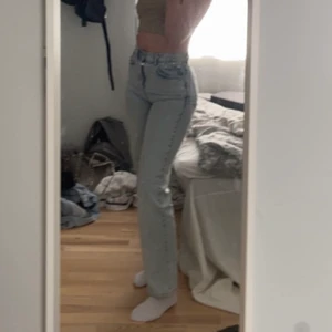 Jeans  - Säljer dessa jeans från gina då jag växt ur dem. De är i stl 34 men sitter som ett par 36 skulle jag säga. Nypris: 599kr men jag säljer för 200! 