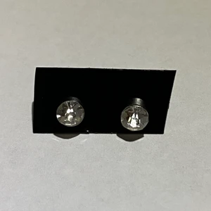 Örhängen - Kristall-örhängen i storlek XS.