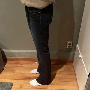 Jeans - FÖRST TILL KVARN!!! Skit snygga lågmidjade bootcut jeans från Lee! Innerbenslängd:78,2 Höftmått:93 Midjemått:69