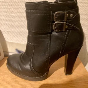 Klack skor storlek 38 - Klack skor svarta i bra skick. 