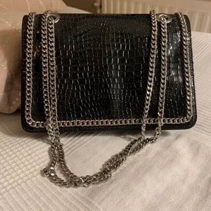 Väska - Oanvänd väska med krokodilskinn-immitation och silver kedja. Köpt från Zalando. 