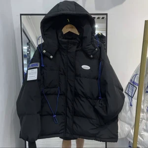 Jacka - Svart jacka i strl S. Sitter väldigt oversize, som en fjällräven. Svart med blå detaljer, går att ta bort ”brickorna” på ärmen. Köpt för ca 800 men säljer för att jag beställt en annan.