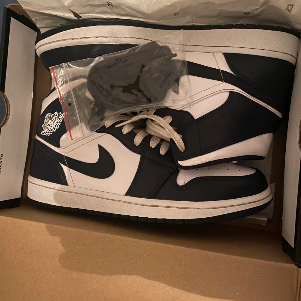 Säljer ett par Jordan 1 mid white metallic gold obsidian. Dessa är slutsålda överallt och slut tillverkade. Box följer med och ordernummer finns. Likadan storlek går för 500$ +.  FÖRST TILL KVARN! säger jag bara. Cond 9,5/10. . Skor.