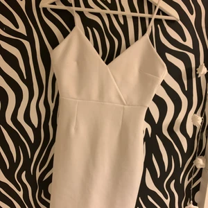 Klänning från Nelly trend  - Säljer nu min super fina klänning från Nelly trend nästan aldrig använd, men passar perfekt till festliga tider eller skolavslutningar