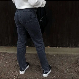 Midrise jeans från Gina - Sälj ej längre. Sköna och sitter som en smäck! Får dessvärre ingen användning för dom längre. Är 169 lång och dom passar mig bra. Köparen står för frakten 😇