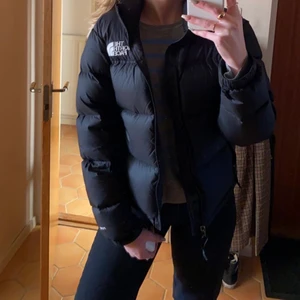 Svart The North Face jacka - INTRESSEKOLL! På min svarta The North Face jacka i storlek S💗 Köptes i september 2021, så är i nyskick🙏🏼  Priset kan diskuteras!