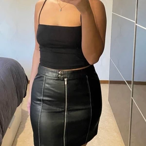 Skinnkjol strl 40  - Miniskirt. Använd fåtal gånger så skicket är väldigt bra! Priset kan diskuteras och köparen står för frakten 