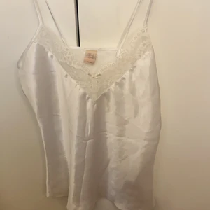 Topp - Säljer denna fina vita toppen i storlek 34/36. Gratis frakt 
