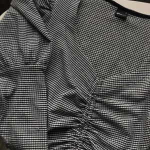 Rutig topp med puffärmar - Snygg rutig topp med puffärmar och dragsko från Gina tricot, strl S i jättebra skick!! 