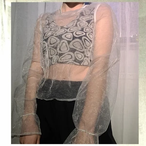 genomskinlig organza top  - Cool gemonskinlig top i organza från nakd, säljer eftersom den inte används tillräckligt. 