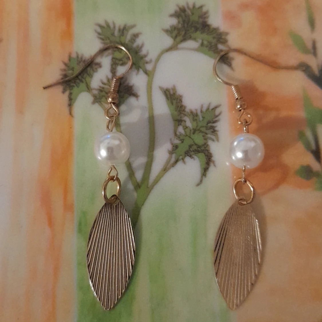 Guld örhängen med pärla - 90