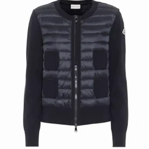 Moncler  - Moncler jacka maglione tricot Alla Coreana Superfint skick. Inget kvitto men qr kod finns. Kontakta mig om du har fler frågor ! Skickar fler bilder privat💕nypris ca 6000kr