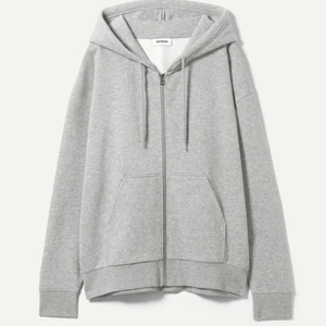 Jättesnygg grå zip hoodie!💓💓 - Jättesnygg grå zip hoodie ifrån weekday!💓💓 säljer då den inte kommer till användning! Hoodien är i nyskick och är aldrig använd!💓 Nypris: 400kr