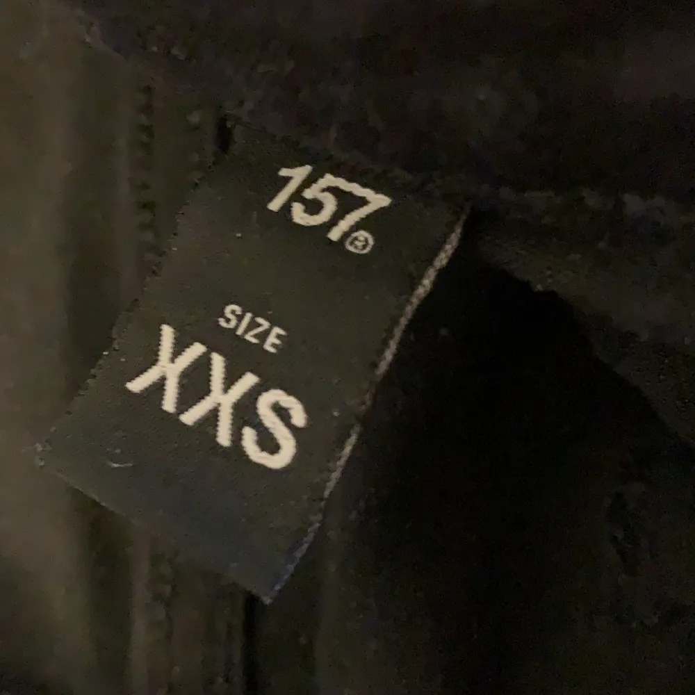 Detta är ett par svarta oanvända skinny jeans från lager 157. Storleken är XXS/XS och passar mig sådär, hål i knäna och perfekta för en liten kylig vårdag. Jeans & Byxor.