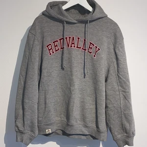 redvalley hoodie - grå hoodie från pull & bear, det röda i texten har färgat av sig i tvätten men annars är den i super skick! 🧡👍🏻 as fin och mysig att ha på sig  
