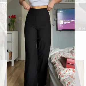 Raka byxor - Såå snygga svarta byxor i hög midja, normal längd och rak passform! Sitter så fint i midjan och är så sköna! Tyvärr lite korta på mig då jag har långa ben💖💖