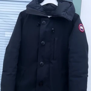 Canada Goose - En jättefin Canada Goose Chateau Parka för män i storlek S. Jackan är i väldigt bra skick. Pris kan diskuteras vid snabb affär. Skriv gärna för fler bilder :) 
