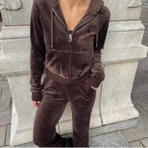 Juicy couture kofta  - Säljer en helt ny juicy couture kofta i mörk brun, har lappar kvar och allt, kände att det inte var min stil riktigt. Storlek XS, har byxor till (separat annons). Skriv privat om ni vill ha egna bilder eller vid frågor!  Om många är intresserade blir det budgivning 💕💕 inga skambud i chatt tack, dessa är slutsålda överallt så kommer inte sälja billigare☺️