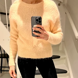 Wera tröja - Så himla fin tröja från Wera i stlk XS. Använd 2 gånger! Färgen är ljus ton av gul/aprikos.